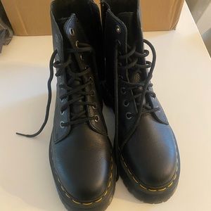 1460 WOMEN'S SMOOTH LEATHER LACE UP BOOTS worn only once!!!!